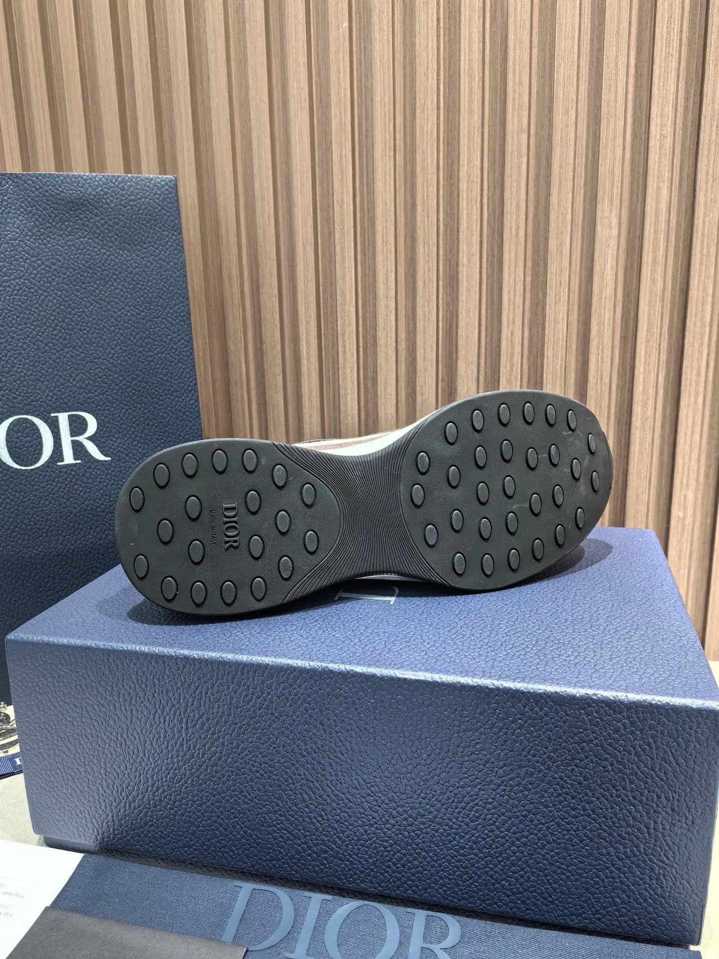 Factory price: 440💰 🔍Top purchasing agent🇮🇹 Dior's super-popular sports shoes, popular for street men, are synchronized with the new product counters. The uppers are made of Italian original imported cowhide and matched with D's customized fabrics. It is a must-have for fashionistas. The complex craftsmanship is perfectly reproduced. Imported soft cowhide foot pads, soles: original soles specially provided by the original factory, exclusive movable molded soles are super comfortable, original factory follow-up goods, 🔍🔍high quality, you can enter and exit the counter at will, welcome to compare, code number 38-45 (46 can be customized and cannot be returned or exchanged)